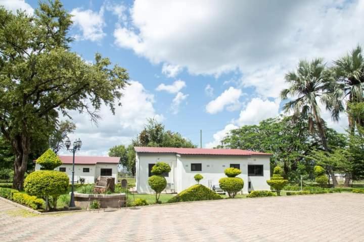 Zambezi Junction Lodge リビングストン エクステリア 写真